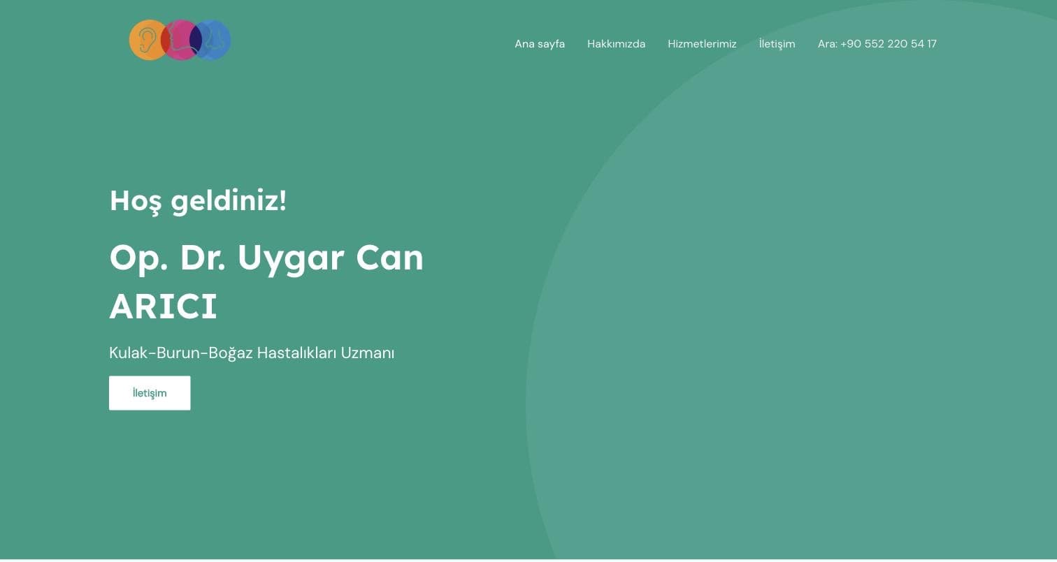 Op. Dr. Uygar Can Arıcı web sitesinin giriş ekranı: logo, navigasyon, hekim adı, uzmanlık alanı ve iletişim düğmesi.